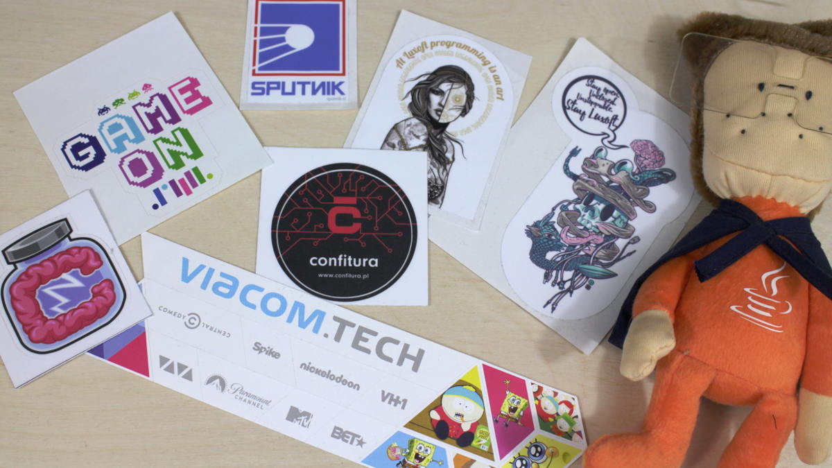 Zdjęcie naklejek i pluszaka